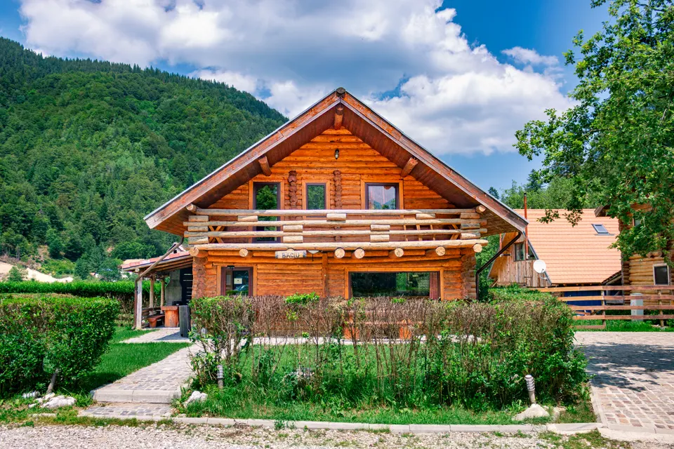 Cabana Baciu din 7 Crai Resort, casă din bușteni la Plaiul Foii, sub Piatra Craiului