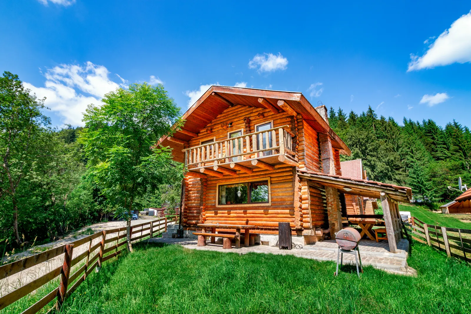 Cabana Călineț, casă din bușteni cu balcon, la Plaiul Foii