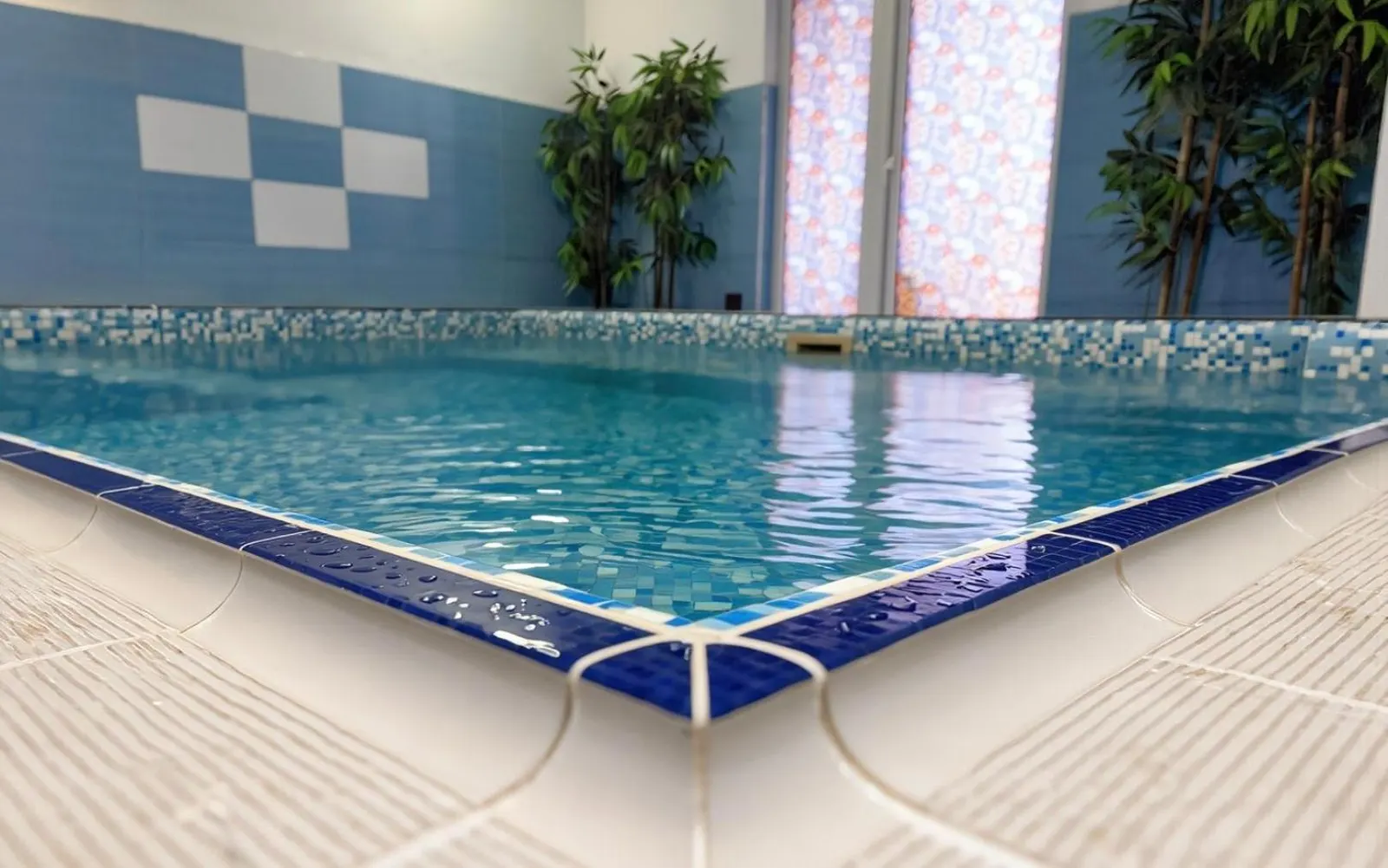 Piscina interioară încălzită, cu apă sărată