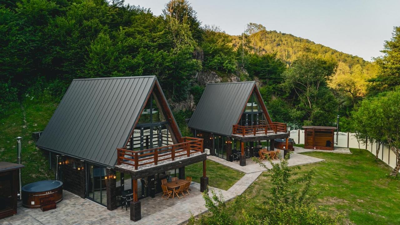 Cabanele A-frame ale complexului, văzute de sus